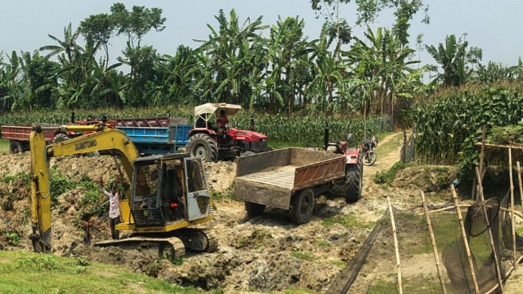 অবৈধভাবে মাটি উত্তোলনে