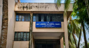 বরগুনায় ছুটির দিনে সাবরেজিস্ট্রি কার্যালয়ে কাজের অভিযোগ, তথ্য সংগ্রহে সাংবাদিকদের বাধা