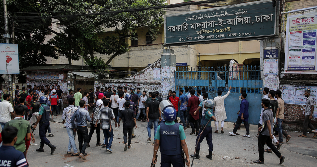 ছাত্রদল-শিবির সংঘর্ষে দায়িত্ব পালনকালে আহত দুই সাংবাদিক