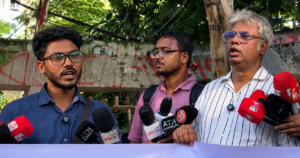 সাংবাদিক বুলবুল হোসাইনের ওপর নির্যাতনের অভিযোগের বিচার দাবিতে সাংবাদিকদের বক্তব্য দেওয়ার প্রতীকী দৃশ্য
