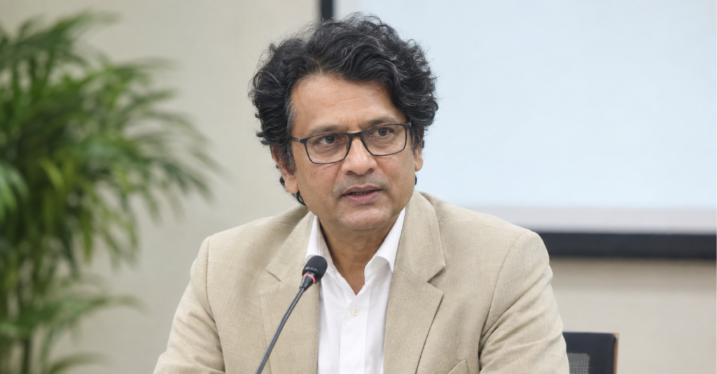 ফারুক ওয়াসিফ, সাংবাদিক ও লেখক। ২০২৬ সালে পুনরায় পিআইবির মহাপরিচালক পদে নিয়োগ পেয়েছেন।