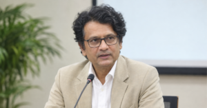 ফারুক ওয়াসিফ, সাংবাদিক ও লেখক। ২০২৬ সালে পুনরায় পিআইবির মহাপরিচালক পদে নিয়োগ পেয়েছেন।