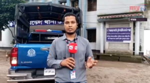 সাভারে লাইভ চলাকালে সাংবাদিককে পুলিশের প্রিজন ভ্যানের ধাক্কা