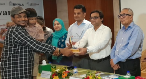 অভিবাসন সাংবাদিকতায় পুরস্কার পেলেন চার সাংবাদিক
