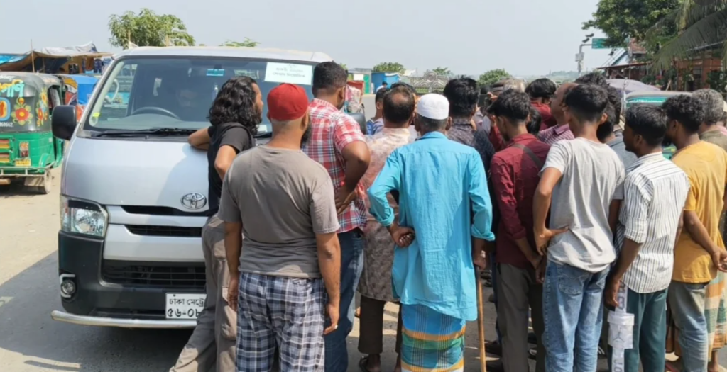 সাংবাদিকদের গাড়ি আটকে চাঁদা দাবির অভিযোগ